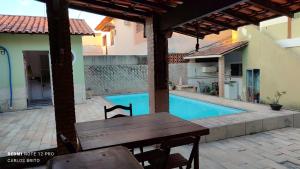 Casa no centro de Araruama com piscina