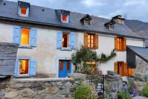 Maisons de vacances Le Chardon Bleu Gite a la montagne confortable 8 personnes village de Viscos : Maison 4 Chambres