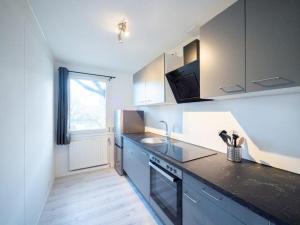 Monteurwohnung-fuer-5-Personen-mit-Balkon-Kueche-Ahrensburg-Naehe-Hamburg-AGRP1203