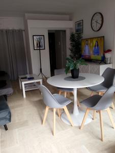 Appartements Studio with balcony near the city center : photos des chambres