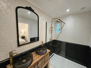 Villas Mas provencal avec piscine chauffee, tennis, petanque, vue mer, 20 min St Tropez : photos des chambres