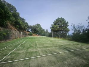 Mas provençal avec piscine chauffée, tennis, pétanque, vue mer, 20 min St Tropez