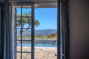 Villas Mas provencal avec piscine chauffee, tennis, petanque, vue mer, 20 min St Tropez : photos des chambres