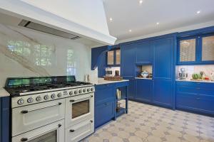 Villas Mas provencal avec piscine chauffee, tennis, petanque, vue mer, 20 min St Tropez : photos des chambres