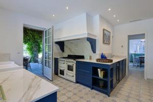 Villas Mas provencal avec piscine chauffee, tennis, petanque, vue mer, 20 min St Tropez : photos des chambres