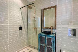 Villas Mas provencal avec piscine chauffee, tennis, petanque, vue mer, 20 min St Tropez : photos des chambres