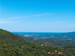 Villas Mas provencal avec piscine chauffee, tennis, petanque, vue mer, 20 min St Tropez : photos des chambres