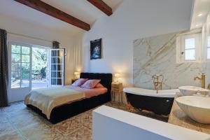 Villas Mas provencal avec piscine chauffee, tennis, petanque, vue mer, 20 min St Tropez : photos des chambres