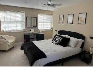 Spacious beautiful house central Henley sleeps 12 family friendly min 2 night stay