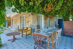 Villas Mas provencal avec piscine chauffee, tennis, petanque, vue mer, 20 min St Tropez : photos des chambres