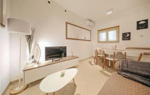 1 Bedroom Amazing Apartment In Bibinje 