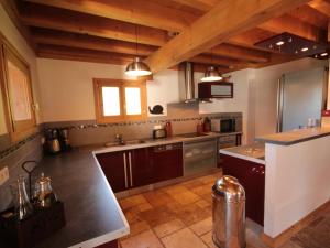 Chalets Superbe chalet 12 pers, proche pistes, sauna, animaux, parking - FR-1-293-55 : photos des chambres
