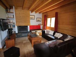 Chalets Superbe chalet 12 pers, proche pistes, sauna, animaux, parking - FR-1-293-55 : photos des chambres