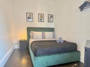 Modern 1-Bedroom Apartments near Shoreditch, Old Street & Hoxton by NourNest Apartments