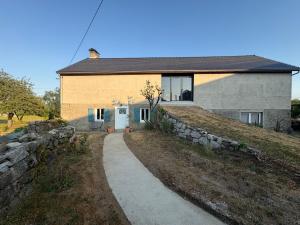Maisons de vacances Maison de campagne, 136 M2, 4 pers, grande piece de vie, 2 chambres, 2 salons, Cantal : photos des chambres