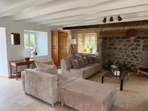 Maisons de vacances Maison de campagne, 136 M2, 4 pers, grande piece de vie, 2 chambres, 2 salons, Cantal : photos des chambres