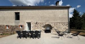 Maisons de vacances Maison de campagne, 136 M2, 4 pers, grande piece de vie, 2 chambres, 2 salons, Cantal : photos des chambres