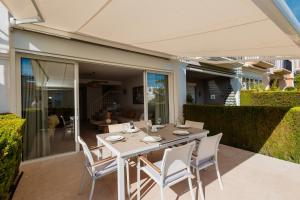 Holiday Home next to the beach, with private terrace, BBQ and incredible sea-view solarium