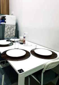 Shore 3 Residences Condo with Netflix and Wifi