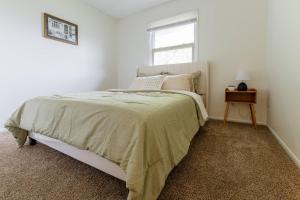 5 Min to Adventureland and Casino - Fenced in yard