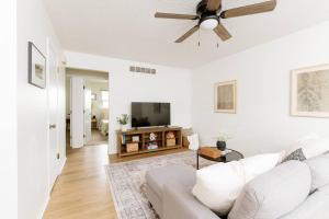 5 Min to Adventureland and Casino - Fenced in yard