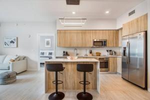 Elegant Condo 2BR w Beautiful City Views