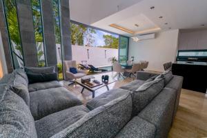 Luxury 5 Bedroom Villa - Private Heated Pool - Movie Theater - Gated Community - fits 11