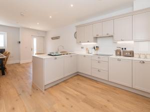 Modern 4BR New Home near Biz Park Station Pass the Keys