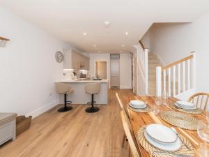 Modern 4BR New Home near Biz Park Station Pass the Keys