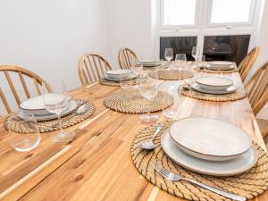 Modern 4BR New Home near Biz Park Station Pass the Keys