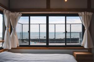 港に停泊する町のフロント moyai 舫