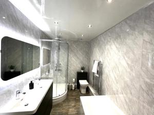 Smugglers - Sea Front - Parking - Sea Views - Balcony - 2 luxury kingsize beds