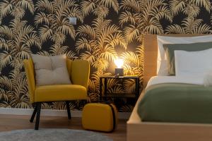 Old Town Luxe Retreat - King Bed - Steps to Main Square