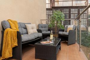 Old Town Luxe Retreat - King Bed - Steps to Main Square