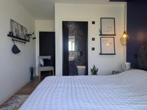 Up Shed - Modern Countryside King-size Ensuite With Own Access