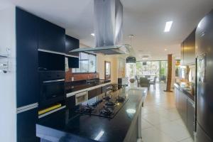 Refúgio da ilha: 6 suítes, piscina e churrasqueira