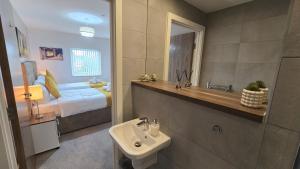 Elegant 2BD & 2BA City Centre Luxury with Lake View