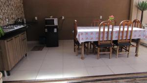 Quarto com varanda e cozinha e entrada independente