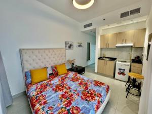 Stunning studio with balcony close to metro