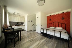 Cozy Park-View Studio Apartment with Free Parking