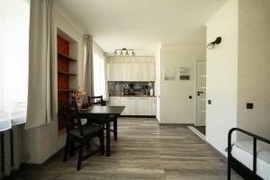 Park-View Studio Apartment with Free Parking - 15min to Old Town