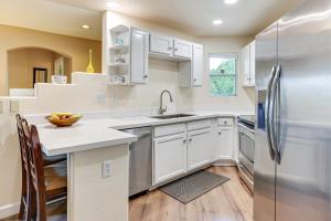 Getaway w Balcony & Spa: 13 Mi to Old Town