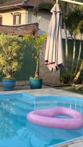 Chalé Flamingo com Piscina Casa inteira em Morretes