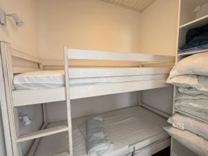 Maisons de vacances Maison renovee 4 pers – Cour fermee et parking - FR-1-197-632 : photos des chambres