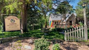 Rock Cottage Gardens B&B - 3hvězdičkové hotely ve městě Eureka Springs