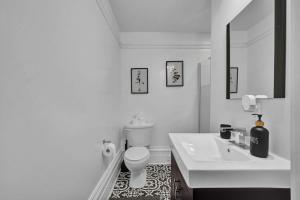 Cozy 1 Bed Apt Mins to Downtown and Beach Parking