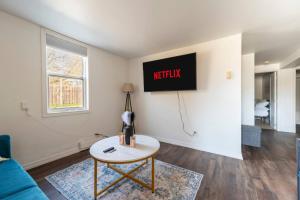 Cozy 2BR Apt near Downtown Free Parking and Wi Fi