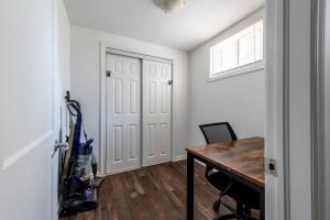 Cozy 2BR Apt near Downtown Free Parking and Wi Fi