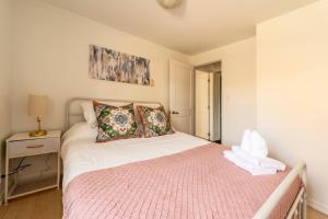 Cozy 2BR Apt near Downtown Free Parking and Wi Fi