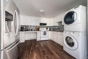 Cozy 2BR Apt near Downtown Free Parking and Wi Fi
